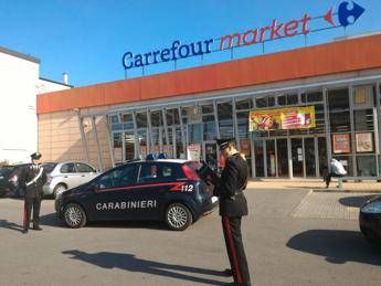 La rivolta del pane in quarantena, tra assalti ai supermercati e scippi dei sacchetti La rivolta del pane in quarantena, tra assalti ai supermercati e scippi dei sacchetti